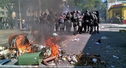 بالصور.. الشرطة البرازيلية تفض مظاهرة تهدد افتتاح المونديال بقنابل الغاز والرصاص المطاطي